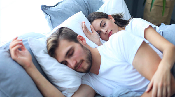 Schlafen Frauen anders als Männer?