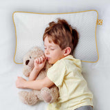 Kleiner Junge schläft mit dem smart® Kids Comfort Pillow, gemütliches ergonomisches Kissen aus Memory-Schaum für Kinder mit Stützfunktion für gesunden und erholsamen Schlaf