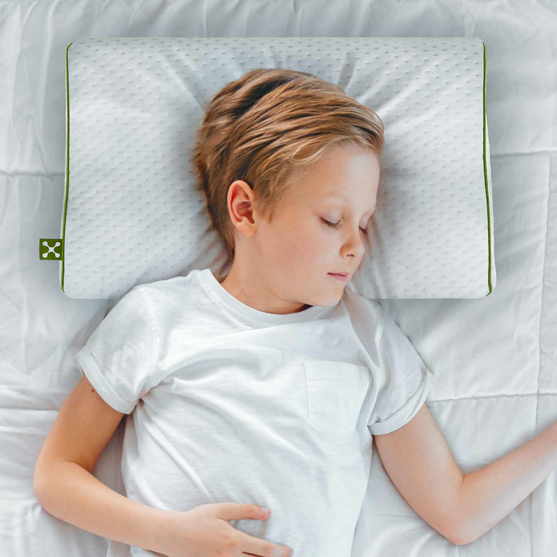 Kleiner Junge schläft mit dem smart® Kids Ergonomic Pillow, ergonomisches Nackenstütz Kissen aus Memory Schaum für Kinder mit Nackenwelle für die Halswirbelsäule HSW und gesunden Schlaf in der Entwicklung